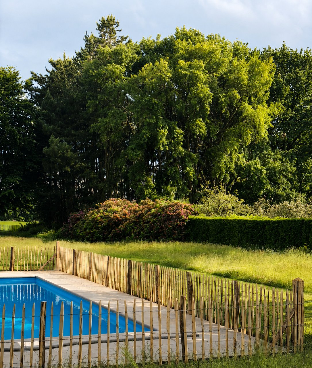 Clôture en châtaignier configurée et posée autour d'une piscine